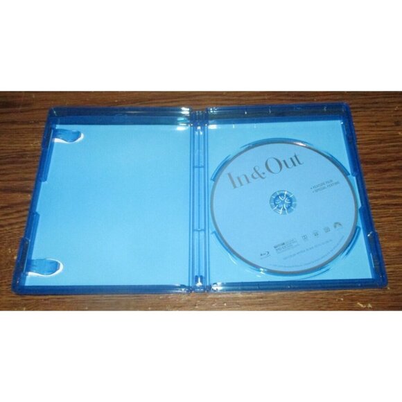 In & Out (Blu-ray Disc, 2021, Canadian) Kevin Kline - Picture 2 of 3